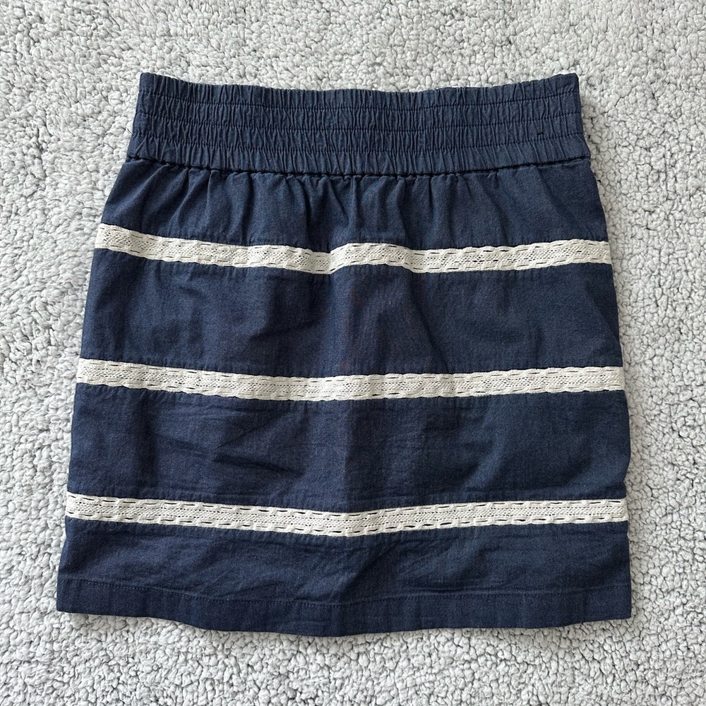 Banana Republic Elastic waist chambray and white skirt size 4.